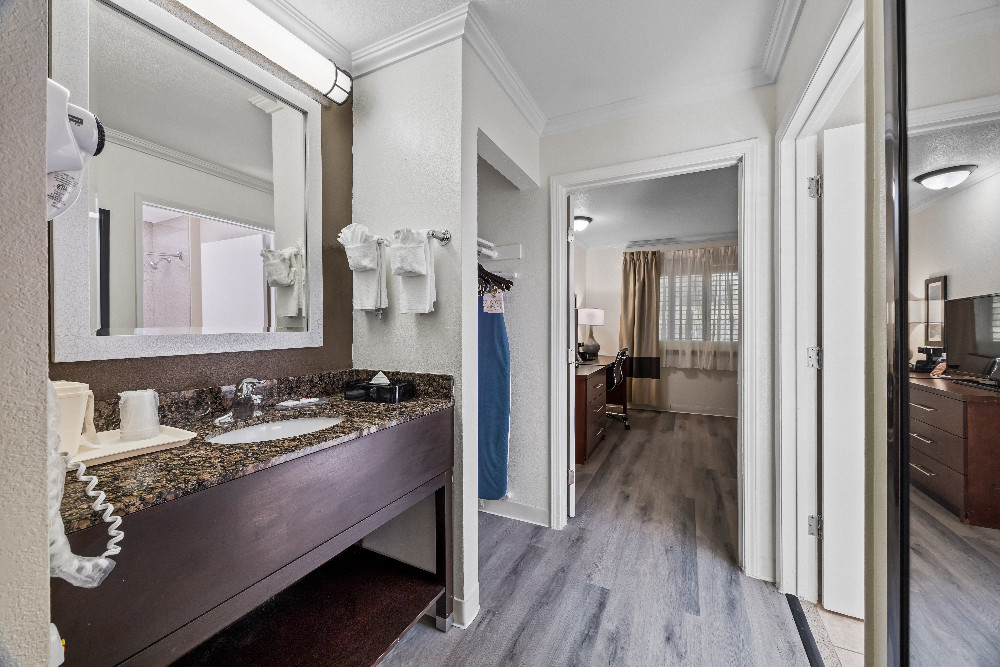 2 Queen Beds Accessible Bathroom