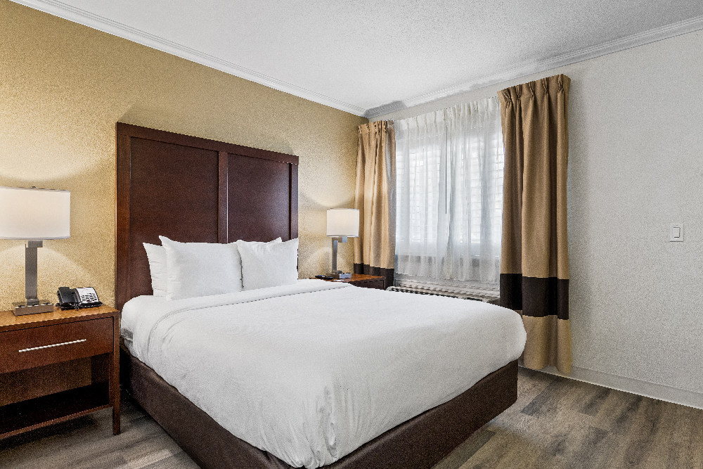 1 King Bed Suite - Non Smoking