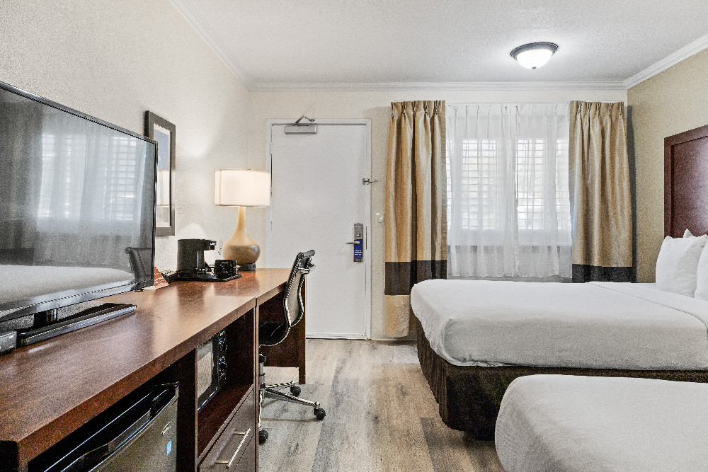 2 Double Beds