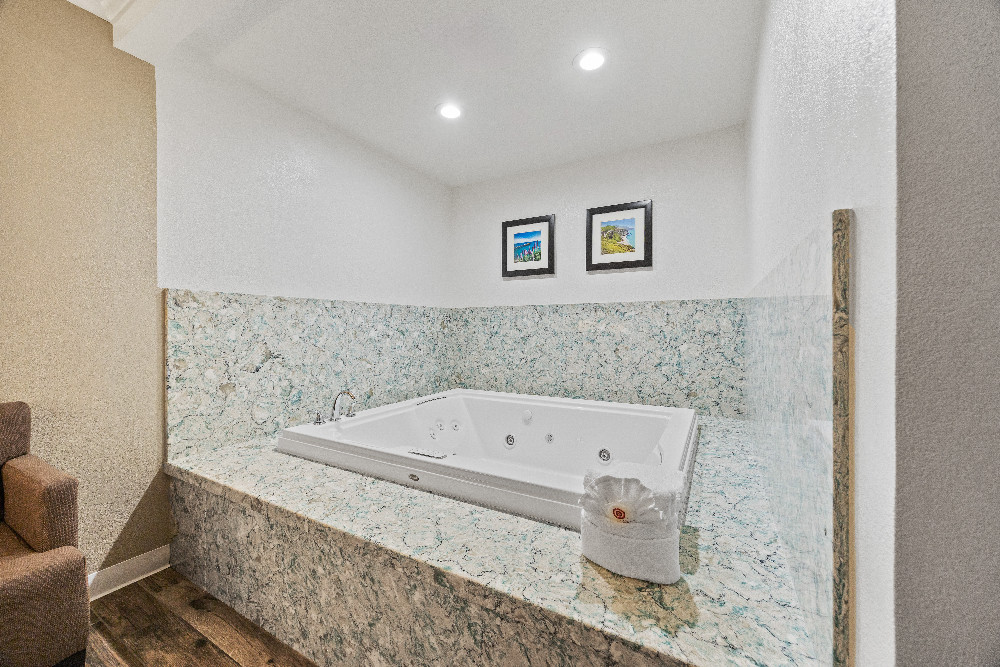 1 King Bed 1 Double Bed Bathroom
