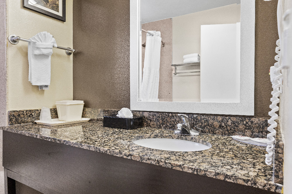 2 Double Beds Bathroom
