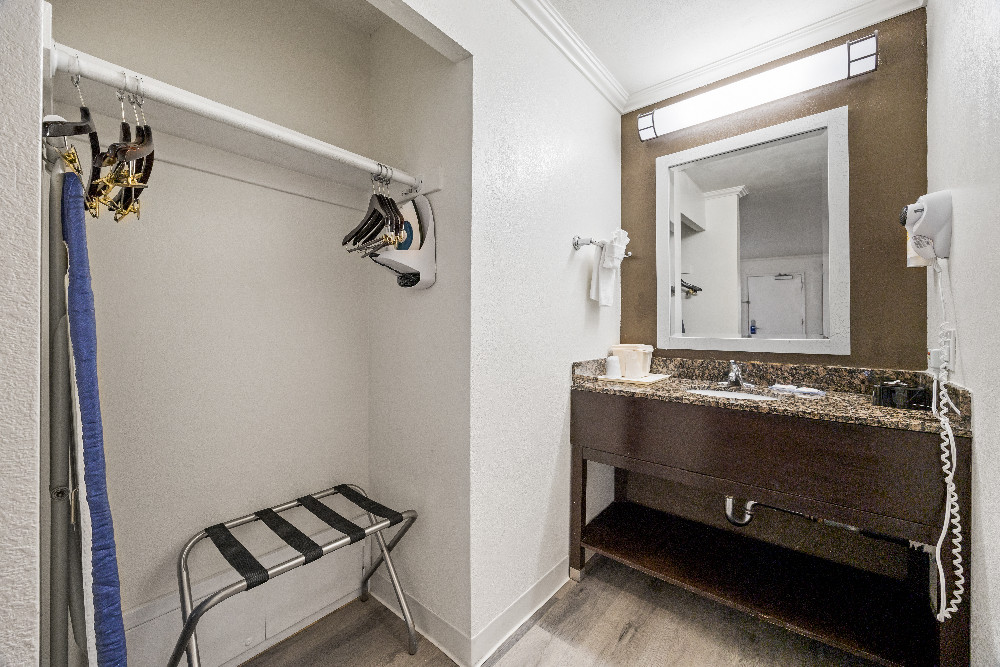 2 Queen Beds Bathroom
