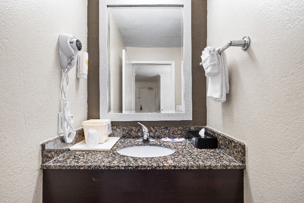 2 Queen Beds Accessible Bathroom